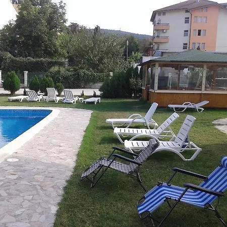 Apartments And Guest Rooms 