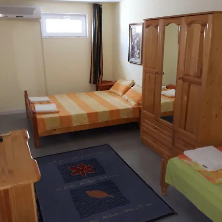 Apartments And Guest Rooms 